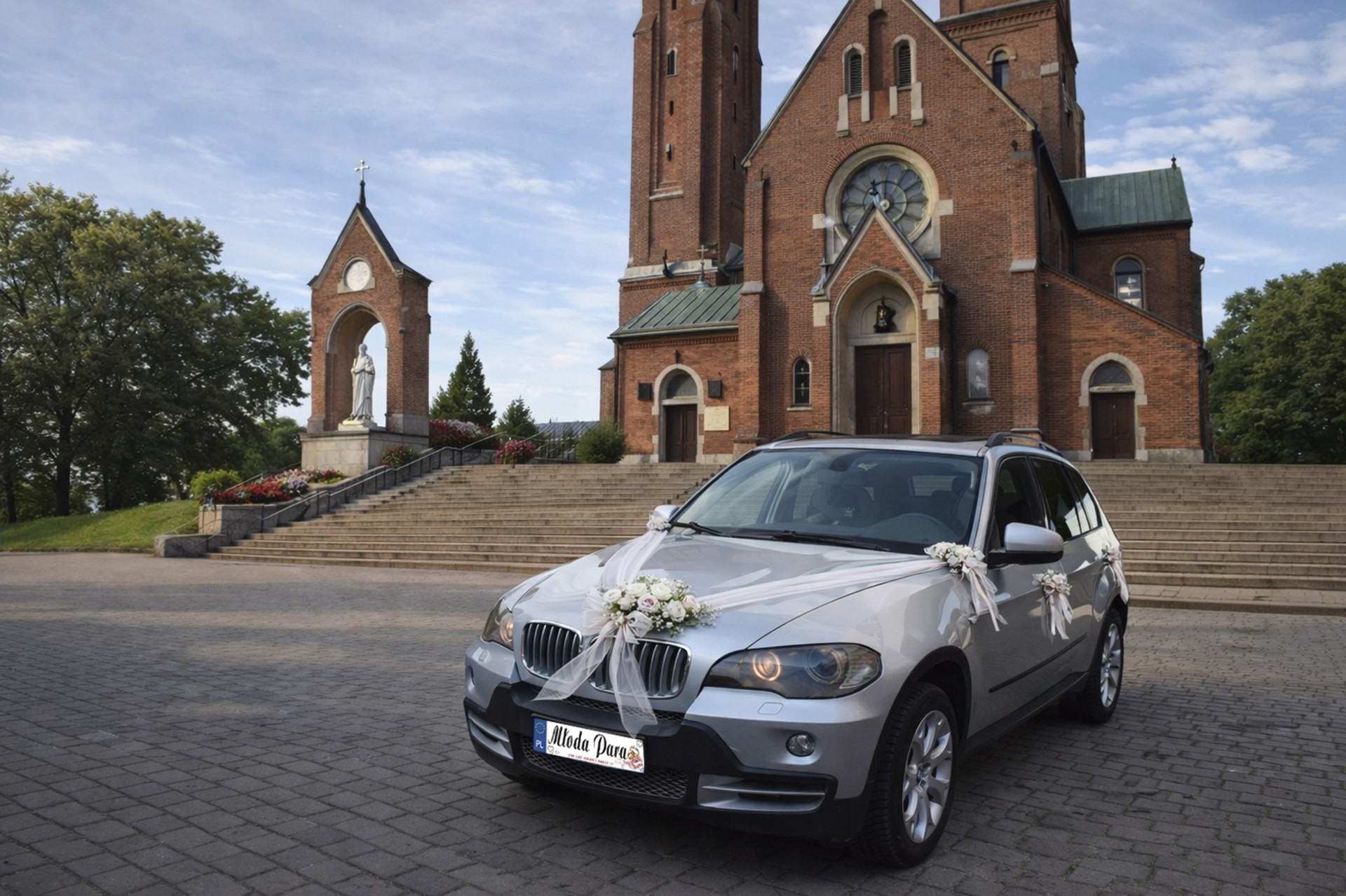 Auto do ślubu z dekoracją oraz kierowcą BMW X5
